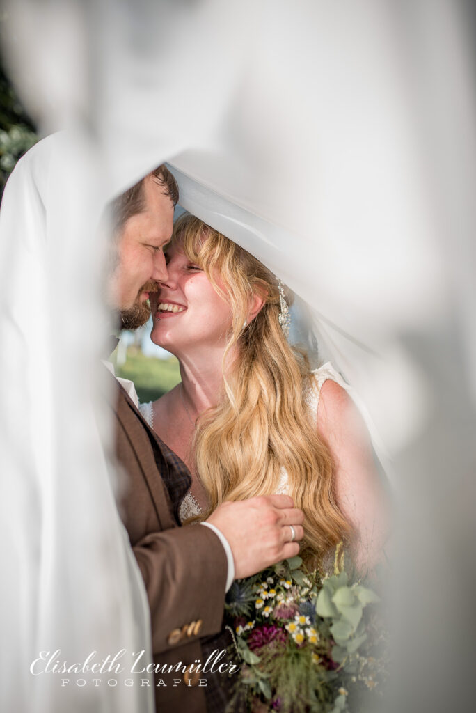 Brautpaar unter Schleier