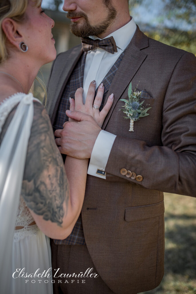 Braut und Bräutigam küssen